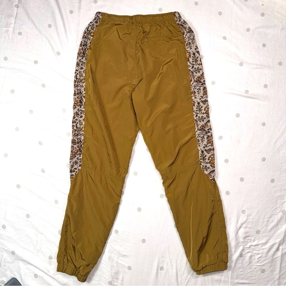 Urban Outfitters Gold Joggers Size US SM - Picture 6 of 11